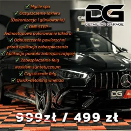 Czarny samochód po detailingu z listą wykonanych usług: mycie spa, oczyszczenie lakieru, polerowanie, odtłuszczenie, aplikacja powłoki zabezpieczającej, zabezpieczenie i czyszczenie felg...