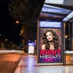 Podświetlony plakat reklamowy z wizerunkiem kobiety i napisem 'Night Mielno' na przystanku autobusowym nocą, z widocznymi światłami przejeżdżających samochodów w tle.