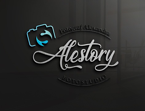 Eleganckie logo fotografa 'Alestory' z motywem aparatu i podpisem 'Fotograf Alexandra Fotostudio' na ciemnym, teksturowanym tle.