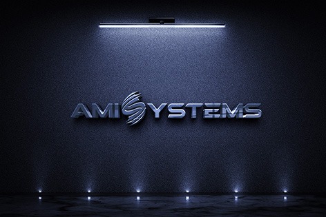 Metaliczne logo 'AMI SYSTEMS' z efektem 3D na teksturowanej, ciemnej ścianie, oświetlone od góry i dołu punktowymi światłami.
