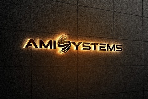 Podświetlane logo firmy AMISYSTEMS na ciemnej, teksturowanej ścianie. Litery i symbol z efektem aureoli.