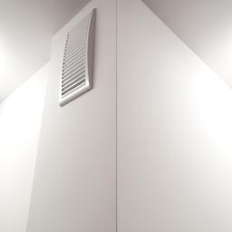 Picasso Remonty - Biała kratka wentylacyjna z poziomymi szczelinami, zamontowana w rogu ściany i sufitu, świeżo po malowaniu.