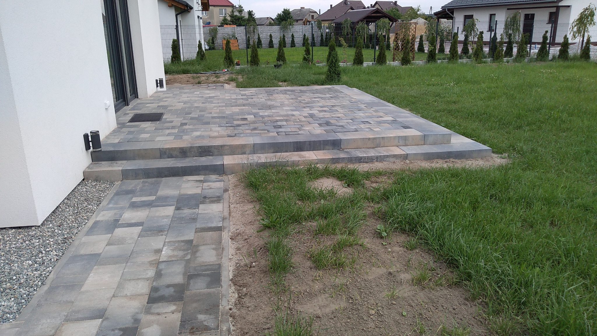 Prace brukarskie na posesji prywatnej