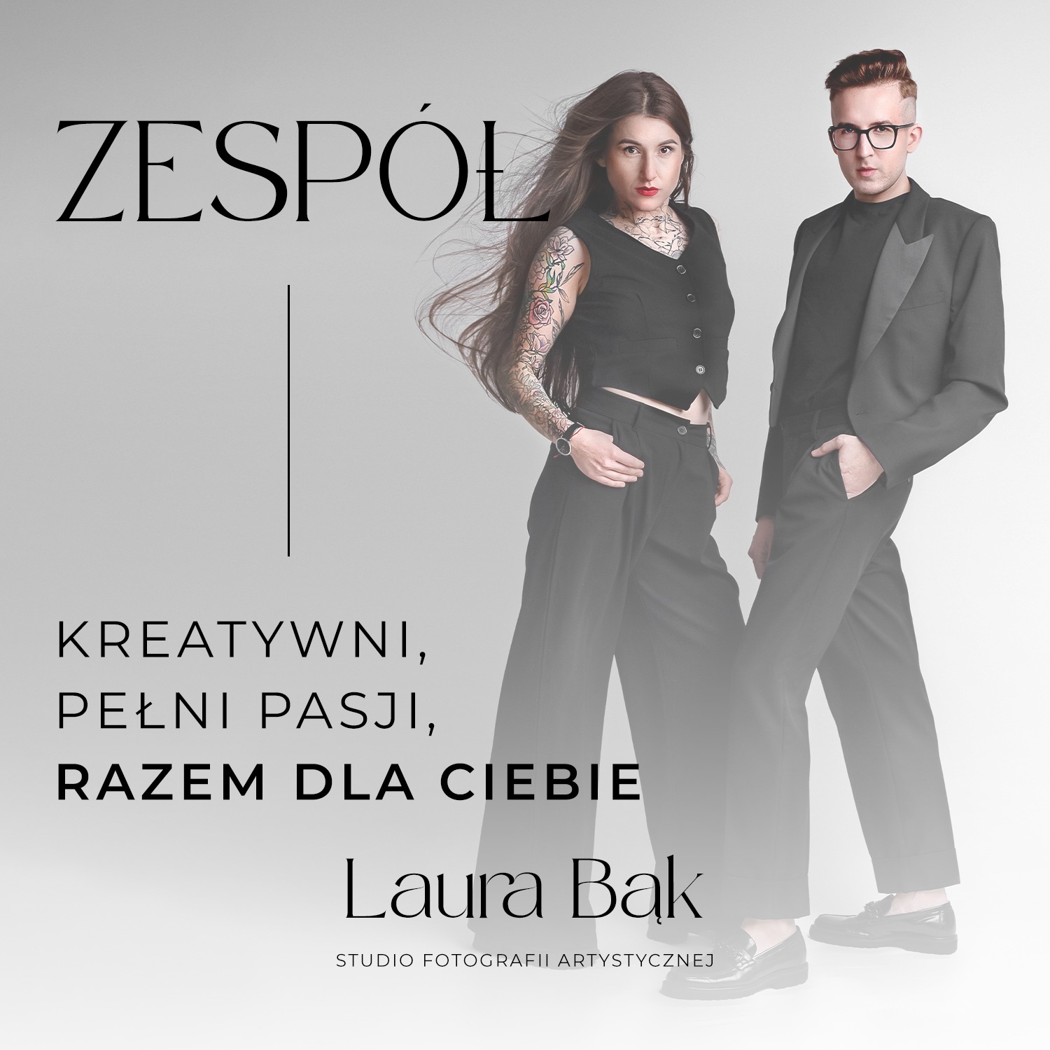 Portret studyjny zespołu kreatywnego: kobieta z tatuażami na ramieniu w czarnym topie i spodniach oraz mężczyzna w garniturze na jasnym tle z tekstem reklamowym.