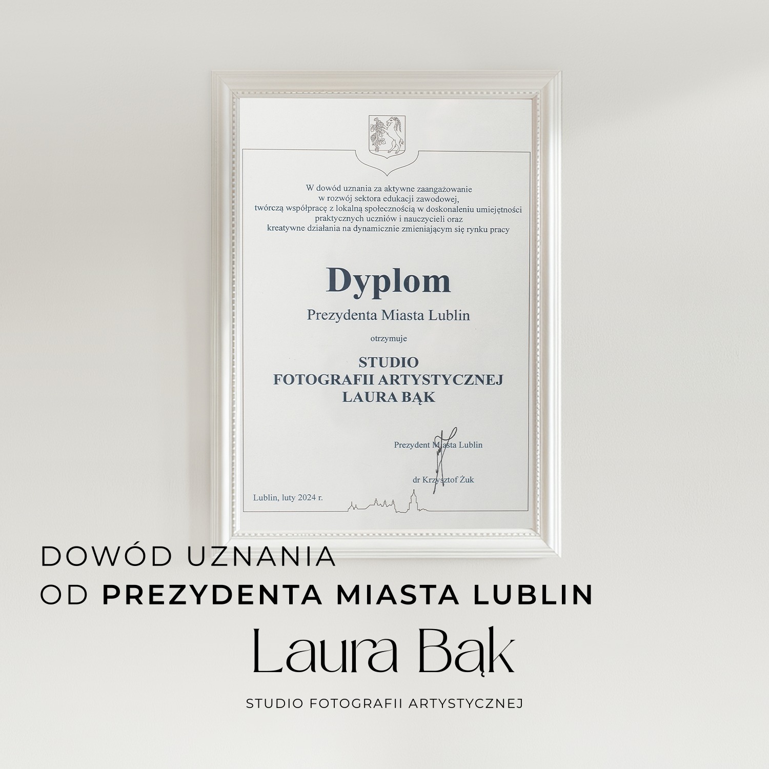 Dyplom uznania dla Studio Fotografii Artystycznej Laura Bąk od Prezydenta Miasta Lublin, oprawiony w ramkę, widoczny herb Lublina i podpisy Prezydenta