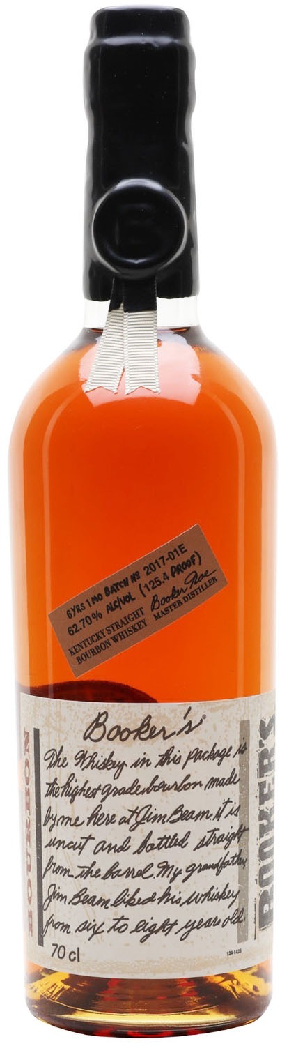 Butelka Bourbon Whiskey Booker's z czarnym woskiem na szyjce i etykietami informującymi o zawartości alkoholu i procesie produkcji.