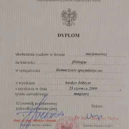 Skan dyplomu Uniwersytetu Warszawskiego z Wydziału Lingwistyki Stosowanej i Filologii Wschodniosłowiańskich, specjalność: tłumaczenie specjalistyczne, data wydania 25 czerwca 2009.