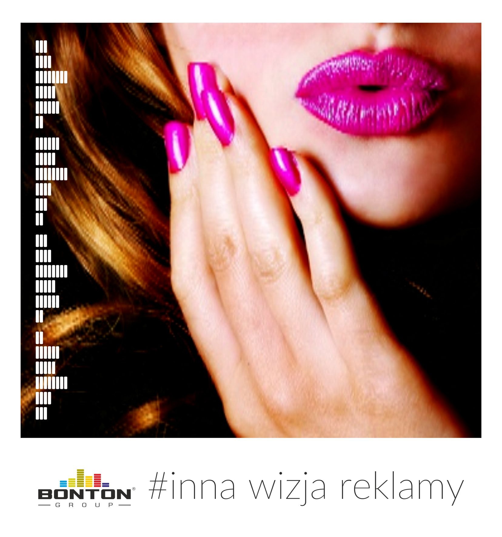 Zbliżenie na kobiece usta pomalowane na intensywny różowo, dopasowane do koloru paznokci, z logo firmy i hasłem reklamowym w tle.