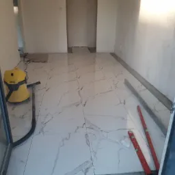 3 poziomice i plytki ułożone idealnie ;-)