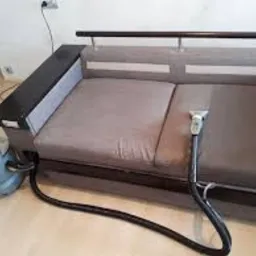 Pranie kanapy piorąncym odkurzaczem Karcher