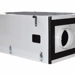 Centrala wentylacyjna z rekuperacją, widoczne dwa okrągłe otwory wentylacyjne z symbolami graficznymi, biała obudowa z czarnymi elementami wykończeniowymi, metalowe zatrzaski, widok z boku.