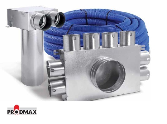 Srebrny rozdzielacz wentylacyjny z czterema króćcami oraz rura wentylacyjna w kolorze niebieskim zwinięta w rolkę, na białym tle z logo producenta w lewym dolnym rogu.