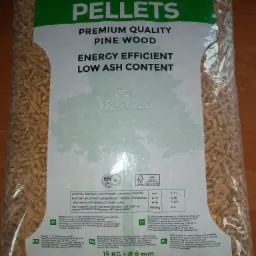 Przezroczysty worek z pelletem drzewnym, etykieta z informacjami o produkcie, w tym logo FSC, klasa Enplus A1, waga 15 kg, średnica 6 mm, wyprodukowano z trocin sosnowych przez IKEA Industry Poland.