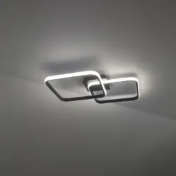 Nowoczesna lampa sufitowa LED z dwoma kwadratowymi ramami, świecąca białym światłem na tle jasnego sufitu.