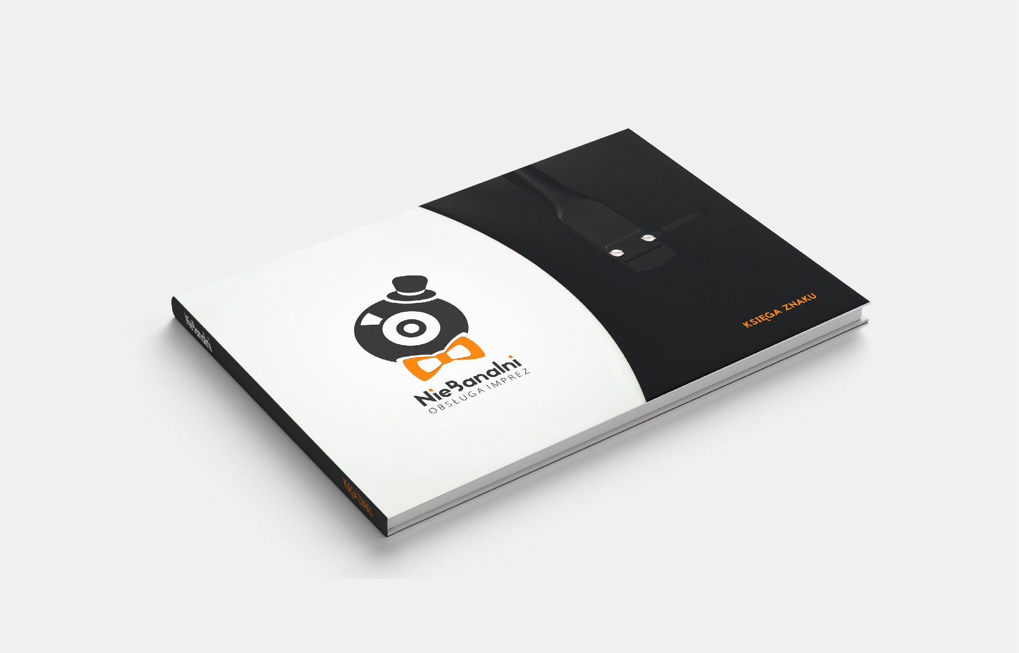 Książka prezentująca identyfikację wizualną firmy 'NieBanalni Obsługa Imprez', z logo na białej okładce i czarnym tłem z motywem gramofonu.