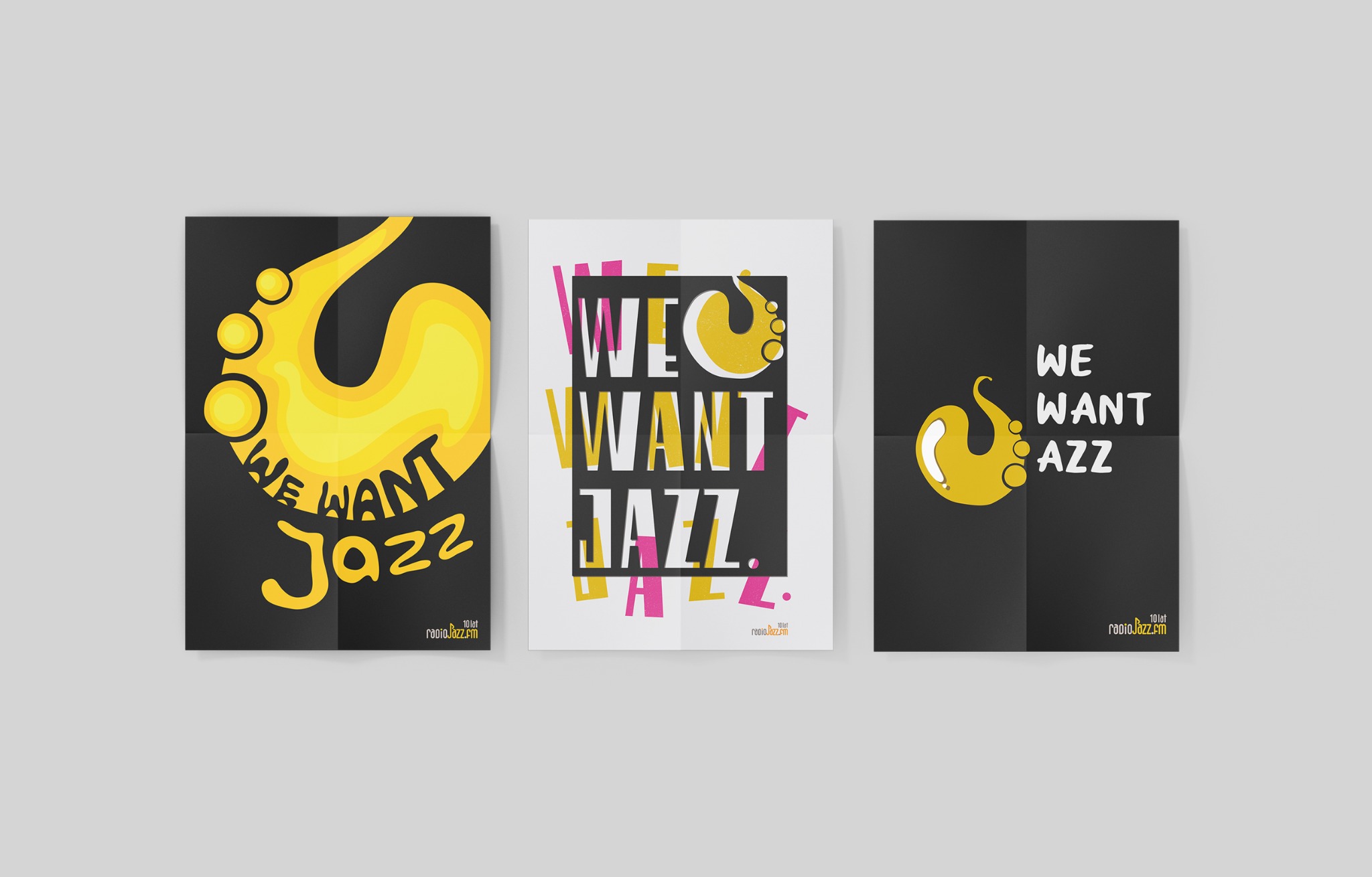 Trzy plakaty z motywem jazzu i saksofonu w różnych graficznych stylach, z widocznymi zagnieceniami papieru, umieszczone na szarym tle.