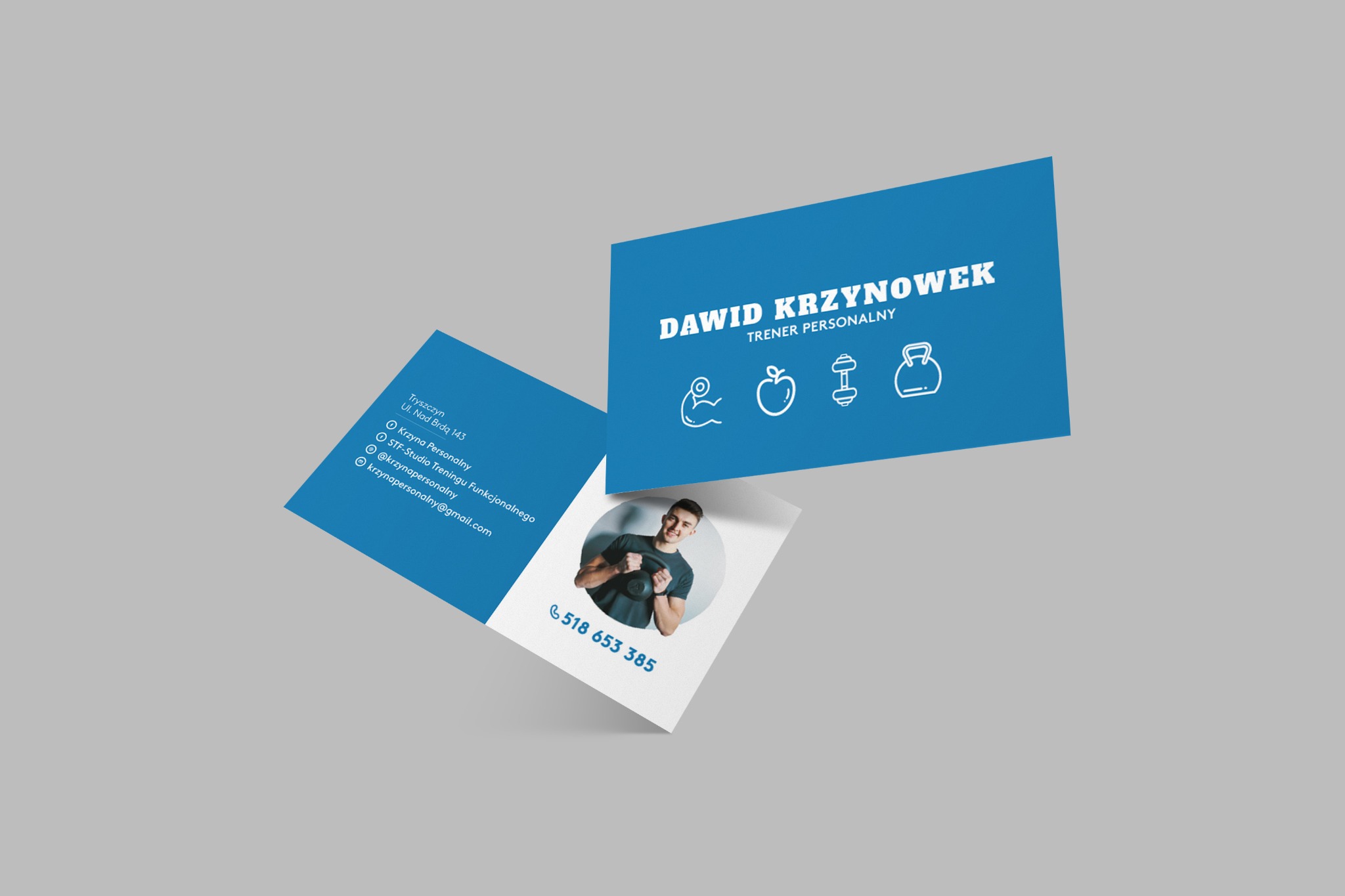 Wizytówka trenera personalnego Dawida Krzynowka, z ikonami jabłka, hantli i kettlebell, oraz zdjęciem trenera z kettlebell
