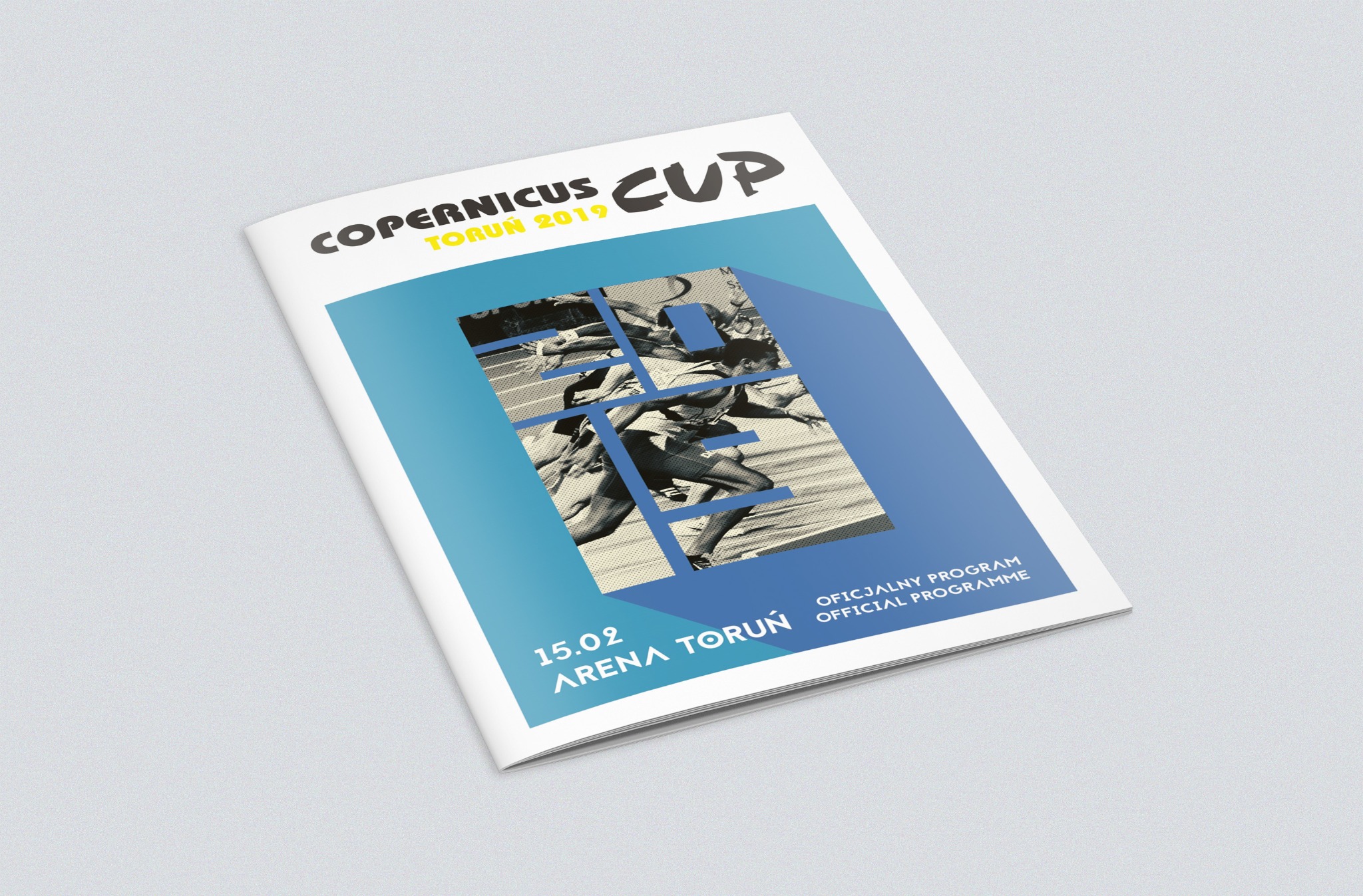 Okładka broszury Copernicus Cup Toruń 2019 z grafiką przedstawiającą biegaczy, umieszczona na szarym tle pod kątem.
