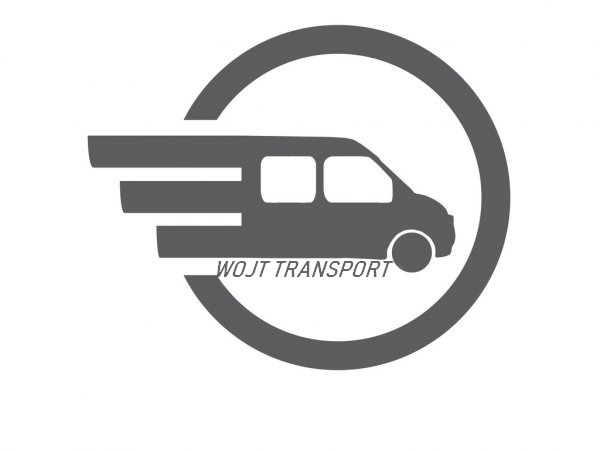 Szare logo firmy transportowej Wojt Transport z sylwetką busa z trzema poziomymi liniami symbolizującymi prędkość, umieszczonego w okręgu.