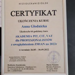 Certyfikat ukończenia kursu Akademii PIT, CIT, VAT dla profesjonalistów z uwzględnieniem zmian na 2022r, wystawiony przez Kancelarię Szkoleniowo-Podatkową z Gliwic, w ramce.