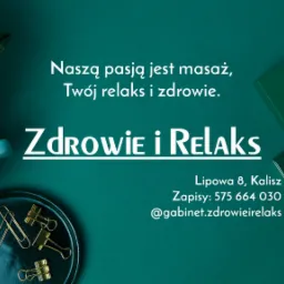 Kompozycja w odcieniach zieleni: filiżanka z ciemnym napojem, roślina doniczkowa, spinacze biurowe na talerzyku, notatnik, ołówki oraz tekst reklamowy gabinetu 'Zdrowie i Relaks' oferującego masaż.