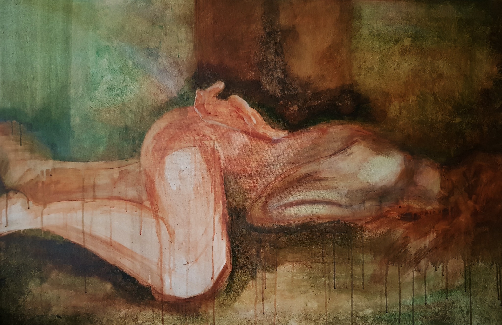 Akrylowy akt leżącej postaci na płótnie o wymiarach 115x75cm, utrzymany w tonacji brązów i zieleni, z widocznymi zaciekami farby.