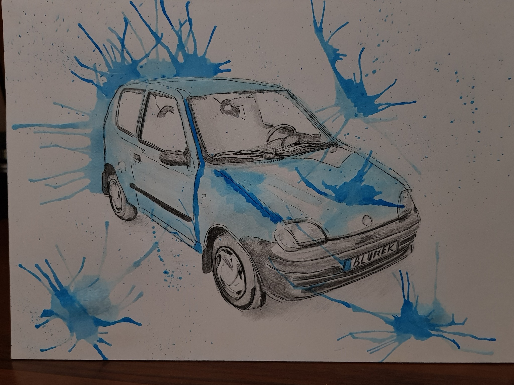 Ręcznie rysowany, akwarelowy szkic niebieskiego samochodu z rozpryskami farby w tle.