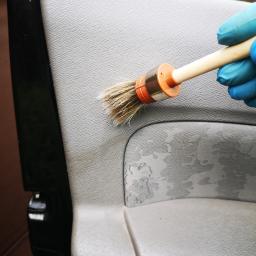 Mycie i konserwacja elementów plastikowych w samochodzie. 