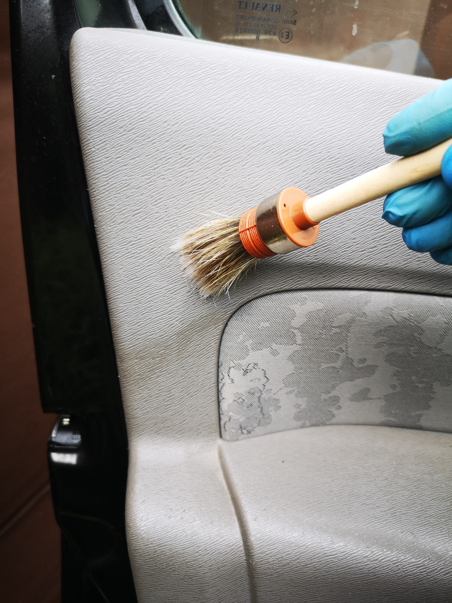 Mycie i konserwacja elementów plastikowych w samochodzie.