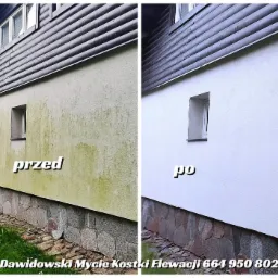 Zdjęcie elewacji domu przed i po czyszczeniu. Po lewej brudna, zielonkawa ściana, po prawej czysta, biała ściana. Widoczne okna i kamienna podmurówka.