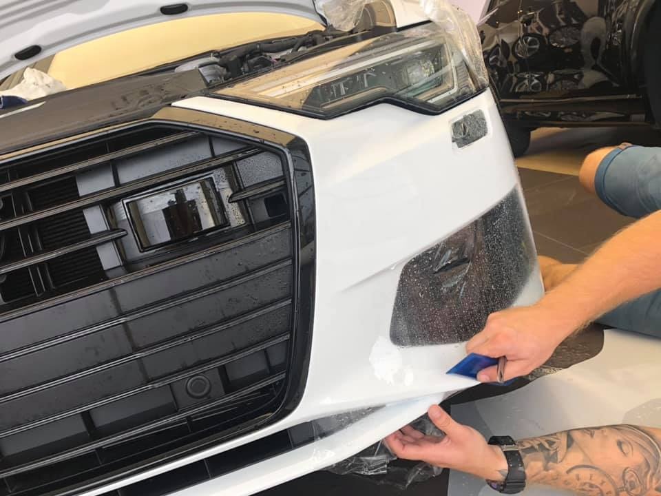Oklejenie pełnego frontu folią PPF w nowym audi A6 z zerowym przebiegiem
