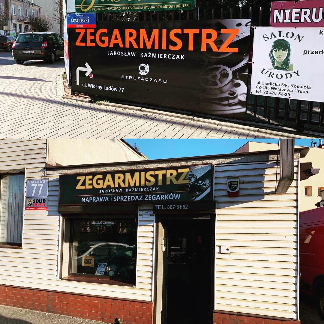 Szyld reklamowy i fasada budynku zegarmistrza Jarosława Kaźmierczaka, z napisem 'Naprawa i sprzedaż zegarków' oraz numerem telefonu, widziane w słoneczny dzień.