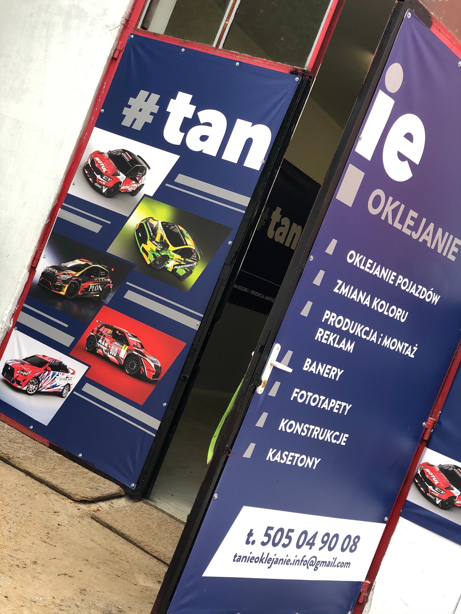 Banery reklamowe z grafikami oklejonych samochodów rajdowych oraz listą usług: oklejanie pojazdów, zmiana koloru, banery, fototapety, konstrukcje, kasety, z widocznym numerem telefonu i adresem email.