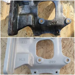 Żywiec: Porównanie elementu metalowego przed i po renowacji. Górna część z widoczną korozją i zabrudzeniami, dolna część po oczyszczeniu i pokryciu jednolitą, jasnoszarą powłoką.