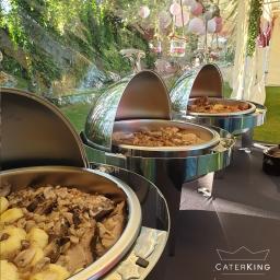 Profesjonalne naczynia cateringowe, dzięki którym dania są gorące przez całą imprezę
