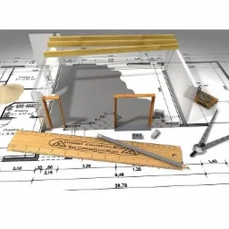 Plan architektoniczny z naniesionymi elementami konstrukcyjnymi, cegłami, drewnianymi belkami, piaskiem, przyborami kreślarskimi i linijką z napisem 'Under Construction'.