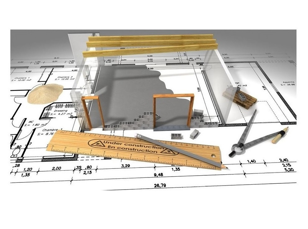 Plan architektoniczny z naniesionymi elementami konstrukcyjnymi, cegłami, drewnianymi belkami, piaskiem, przyborami kreślarskimi i linijką z napisem 'Under Construction'.