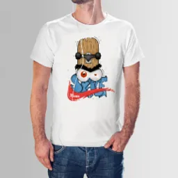 Mężczyzna w białej koszulce z graficznym nadrukiem deski skateboardowej z oczami i napisem 'Skate Mania' w stylu graffiti.