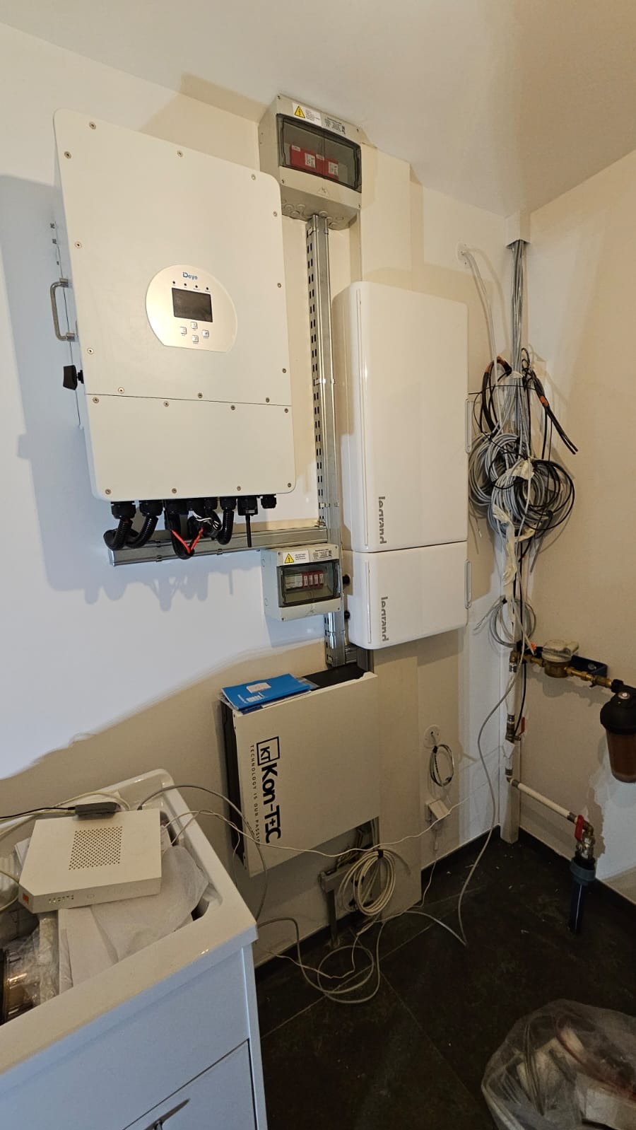 Magazyn Energii kon-TEC oraz falownik hybrydowy DEYE