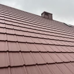 WILK-BUD SPÓŁKA Z OGRANICZONĄ ODPOWIEDZIALNOŚCIĄ - Nowe, brązowe pokrycie dachowe z blachy trapezowej, widoczne krople deszczu i kominek wentylacyjny na tle pochmurnego nieba.