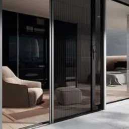 Prezentacja moskitiery plisowanej z logo firmy, zamontowanej w nowoczesnym apartamencie z wyjściem na balkon.