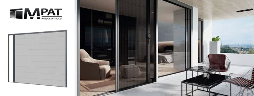 Prezentacja moskitiery plisowanej z logo firmy, zamontowanej w nowoczesnym apartamencie z wyjściem na balkon.