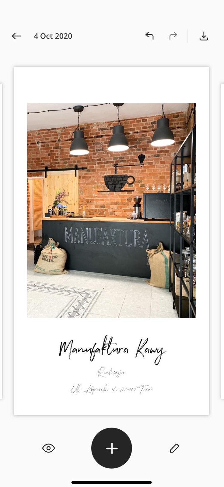 Wnętrze kawiarni z ceglaną ścianą, drewnianymi drzwiami przesuwnymi, metalową półką i trzema lampami wiszącymi nad ladą z napisem 'MANUFAKTURA' oraz workami z kawą