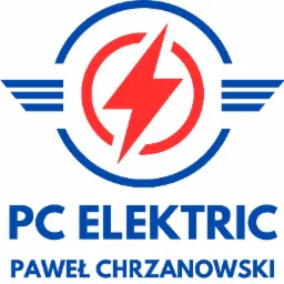 Logo firmy PC Elektric Paweł Chrzanowski: czerwona błyskawica w okręgu, obramowana niebieskim okręgiem z symbolami skrzydeł, nazwa firmy poniżej.