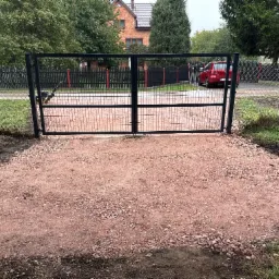 Montaż bramy dwuskrzydłowej panelowej i zrobienie dojazdu do posesji