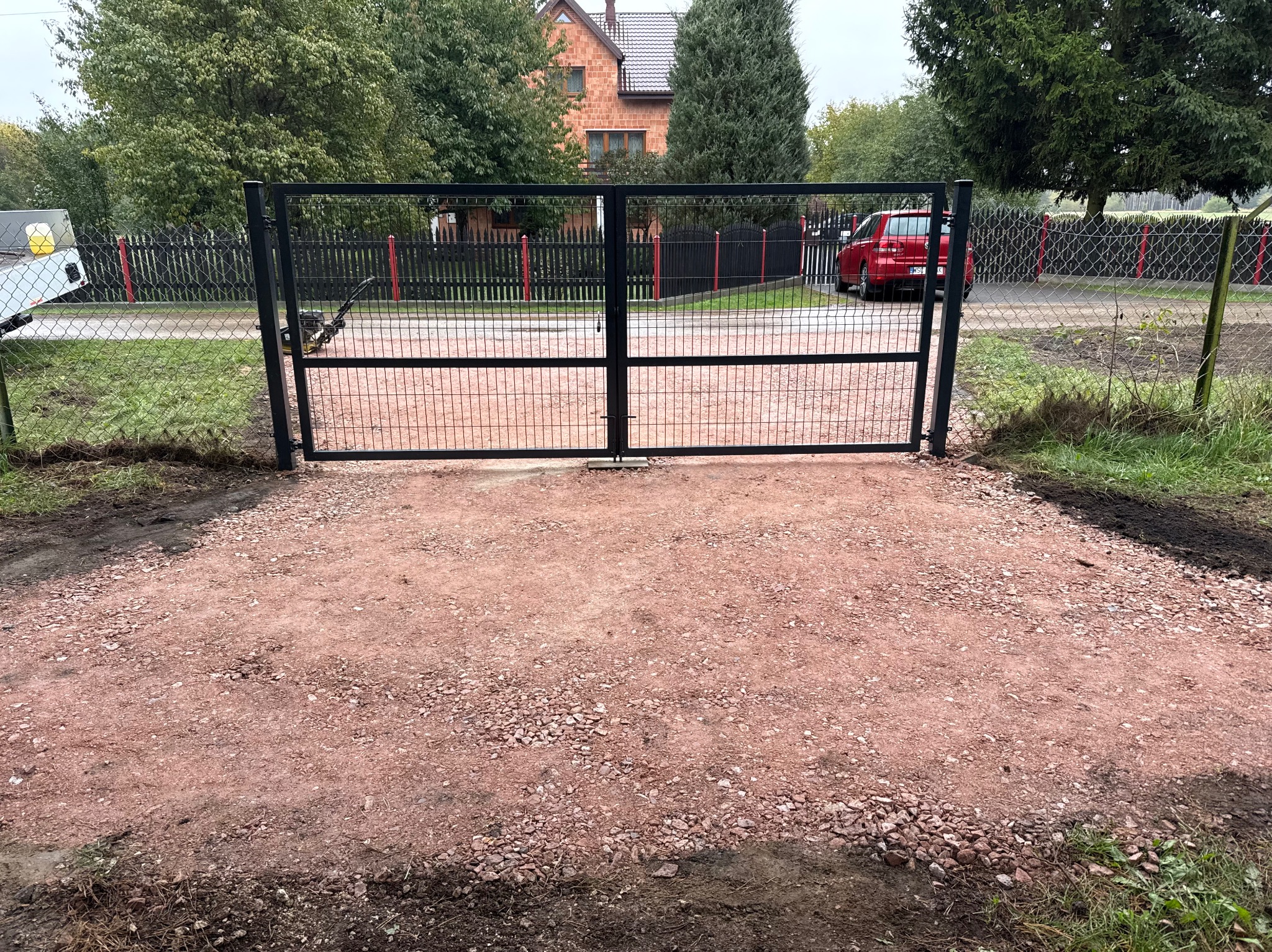 Montaż bramy dwuskrzydłowej panelowej i zrobienie dojazdu do posesji