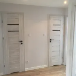 Montaż drzwi i ościeżnic.