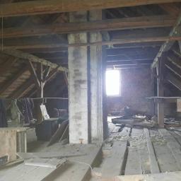 Poddasze domu jednorodzinnego przed przystąpieniem do prac.