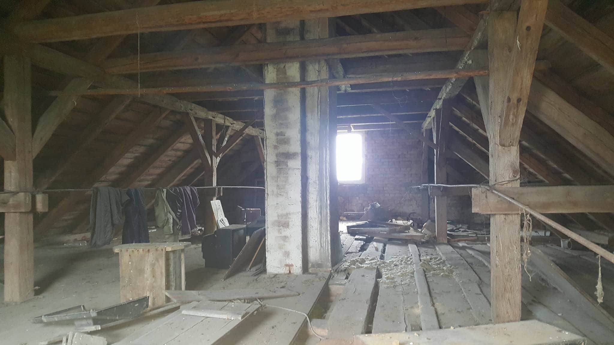 Poddasze domu jednorodzinnego przed przystąpieniem do prac.