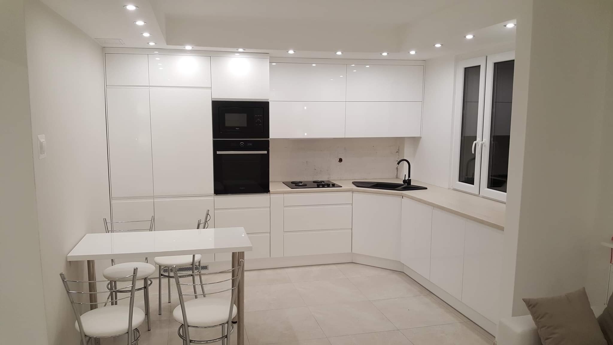 Blok z wielkiej płyty, rok budowy 1981, a wewnątrz tych lat nie widać :)